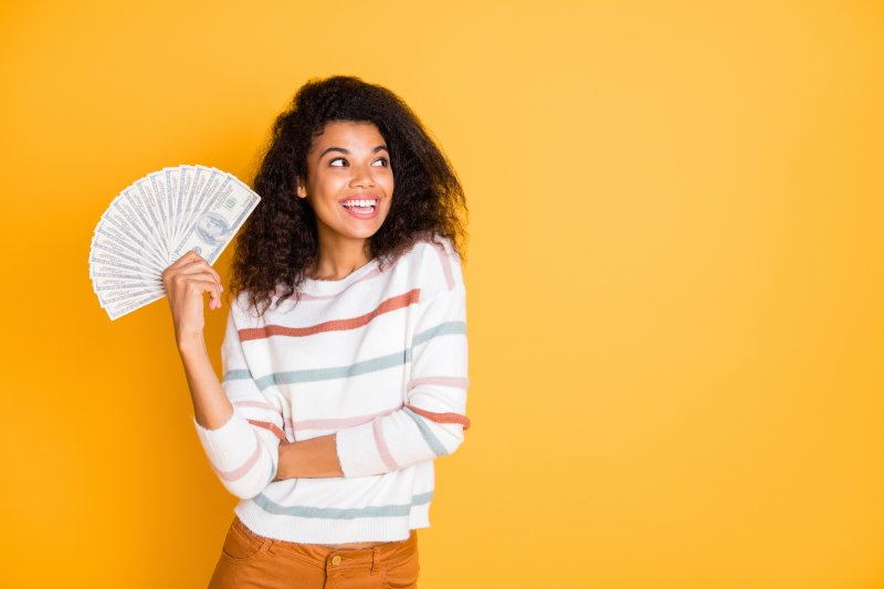 woman smiling and holding money in Lincoln